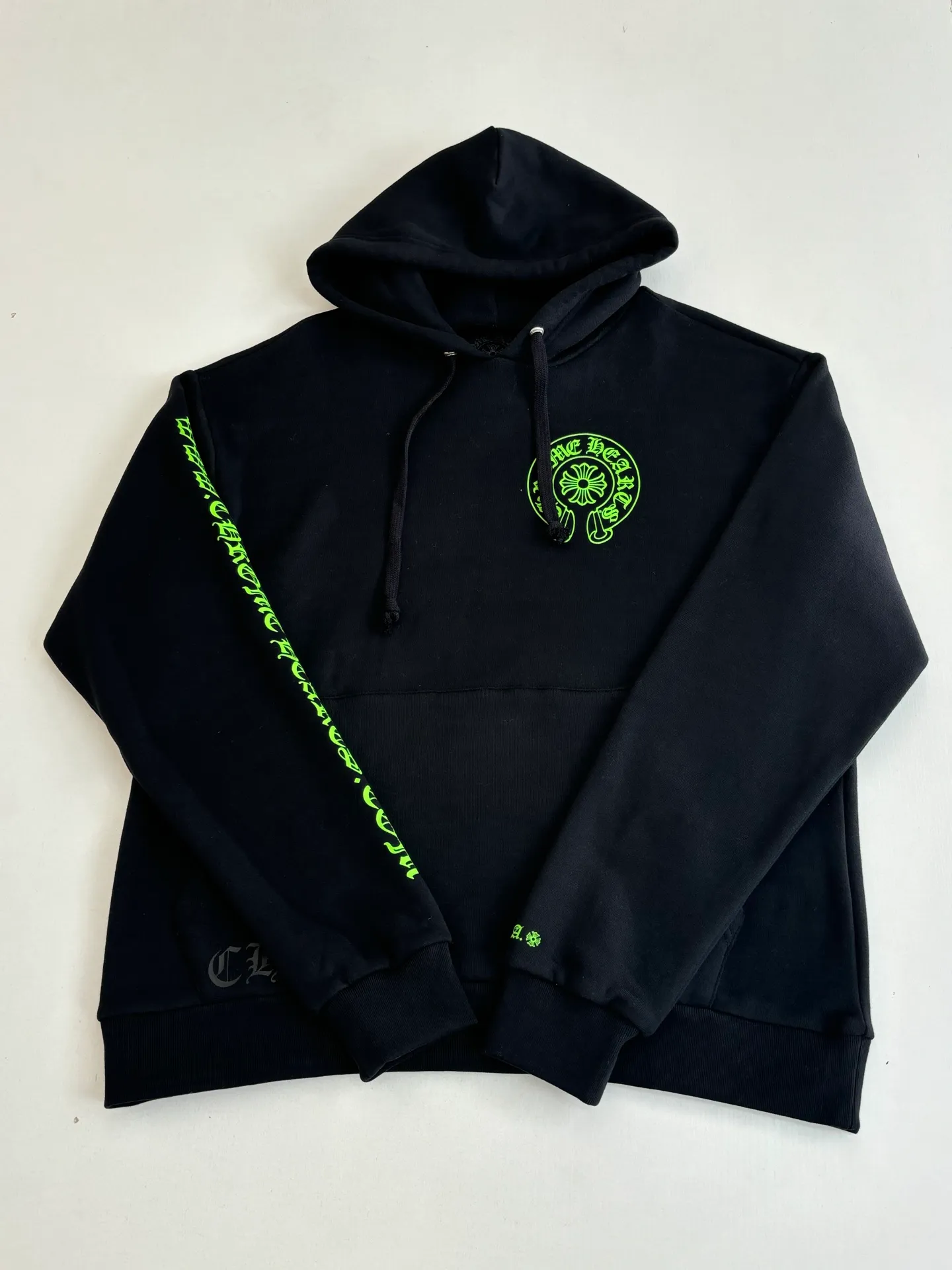 P380 Chrome Herat*/Chrome Heart SS26 new fluorescent green horseshoe print hooded sweatshirt in early spring is made of 80% cotton + 20% polyester blended fabric. It is woven with 32 counts as the base yarn and 10 counts of yarn, with a weight of 330g. It uses offset printing and patch embroidery technology to present the brand's iconic fluorescent green totem and letter elements. The Sanskrit pattern layout on the front chest, back and sleeves is clearly layered, and the craftsmanship details are exquisite. Size：S/M/L
